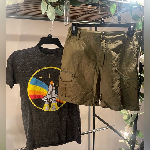 Green cargo shorts, NASA T - Picture 4 of 4